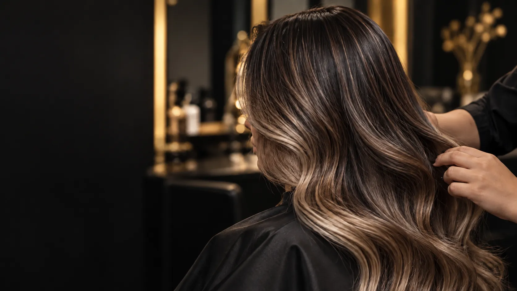 Cabello largo con balayage en tonos cálidos, peinado en T&A Studio