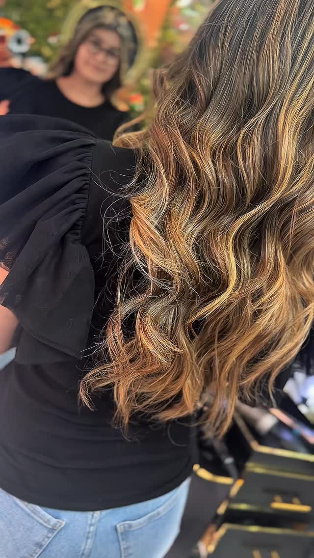 Transformación real de color rubio con reflejos cálidos realizada por T&A Studio