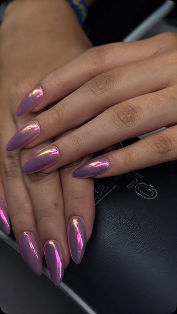 Diseño real de uñas en acabado violeta tornasol realizado por T&A Studio